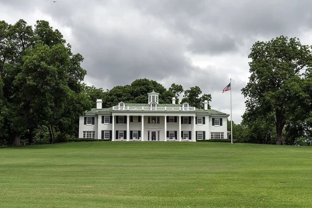 Mount Vernon estate in Dallas, an architectural reference and not a listing